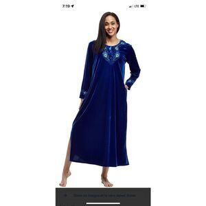 LA CERA Woman’s Medium Velvet Dress Embroidered Design Pockets Side Slits